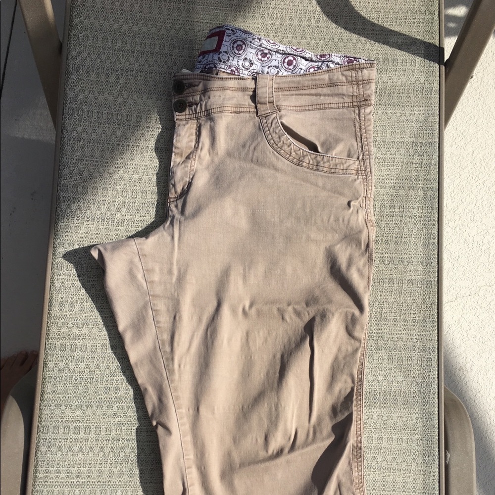 Plus size crop pants.